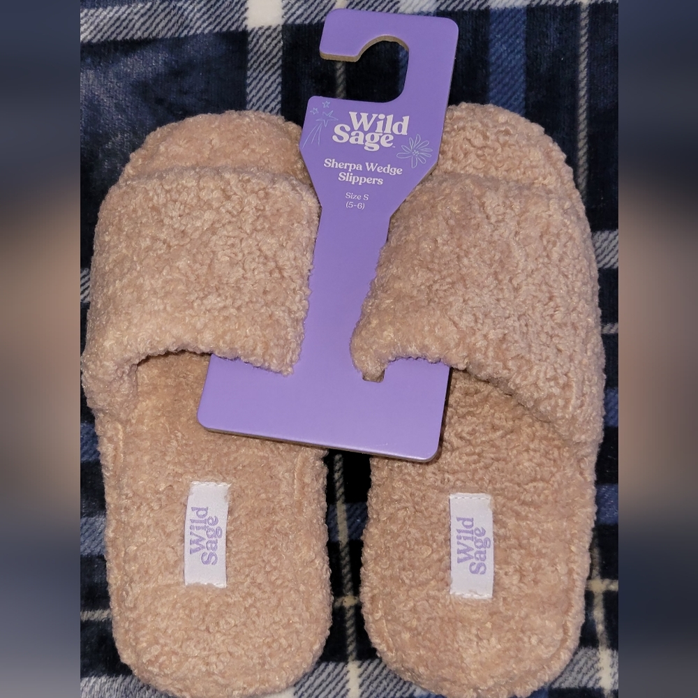 Womens size small sherpa house slippers